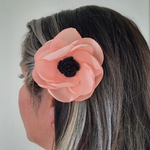 Broșă și agrafă Peach and Black � floare handmade din voal cu centru de mărgele negre - îmbrăcăminte și modă - accesorii păr - bandă de păr și agrafe păr - Artynos.ro