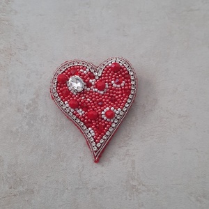 Broșă Inimă Brodată Manual Scarlet Love  - bijuterii - broșe - Artynos.ro