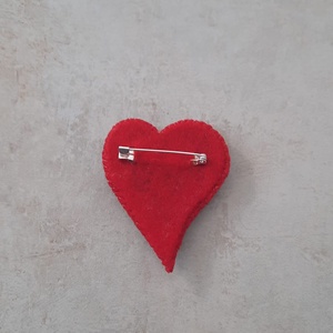 Broșă Inimă Brodată Manual Scarlet Love  - bijuterii - broșe - Artynos.ro