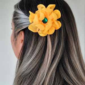 Brosa/agrafa „Marigold Smarald”, Bijuterii, Brose, Aranjament de flori, Cusatura, Adauga o pata de culoare vibranta, energie si rafinament tinutelor tale cu acest accesoriu unicat, ..., ARTYNOS