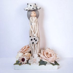 Fată cu pălărie cu flori decor de masă -  - Artynos.ro