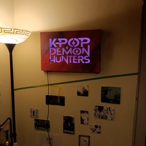 K-Pop Demon Hunters pictura murala iluminata - Artynos.ro