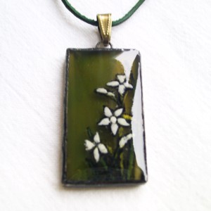 Narcise albe pictate manual, pandantiv din sticlă tiffany - bijuterii - coliere - pandative - Artynos.ro