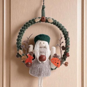 Decorațiune de perete din macramé pentru toamnă � păpușă din macramé cu pălărie verde, gard din lemn și decorațiune portocalie - casă & stil de viață - decorațiuni de casă - decorațiuni de pereți - decor de pereți, macrame - Artynos.ro