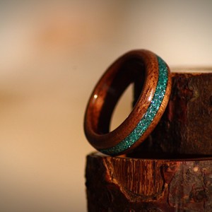 Inel din lemn � Nuc negru cu incrustari de turcoaz - Artynos.ro