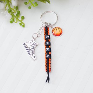 Breloc, accesoriu pentru geanta � Baschet, negru/portocaliu, cu nume/inscriptie - Artynos.ro