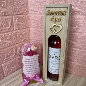 Bun venit pentru cuplu - 1 suport pentru vin + 1 aranjament floral cu trandafir veșnic -  - Artynos.ro