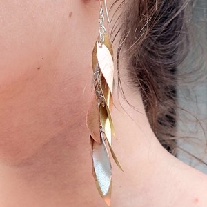 Cercei cu frunze tricolore din cupru și aluminiu - bijuterii - cercei lungi - Artynos.ro Cercei cu frunze tricolore din cupru și aluminiu - bijuterii - cercei lungi - Artynos.ro