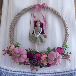 Decorațiune de perete mare din macramé � păpușă balansoar pe un cerc din fire, cu dovleci roz și flori realiste într-o ramă foto -  - Artynos.ro