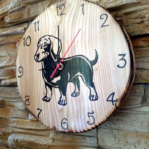 Ceas de perete mare din lemn cu câine dachshund -  - Artynos.ro