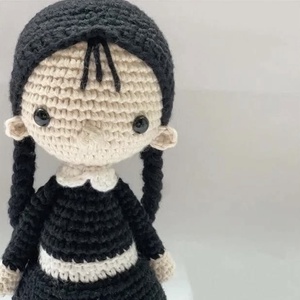 Papusa crosetata Wednesday Addams - jucării și echipamente pentru copii - plușuri - păpușă croșetată, păpușă de pluș - Artynos.ro