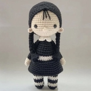 Papusa crosetata Wednesday Addams - jucării și echipamente pentru copii - plușuri - păpușă croșetată, păpușă de pluș - Artynos.ro