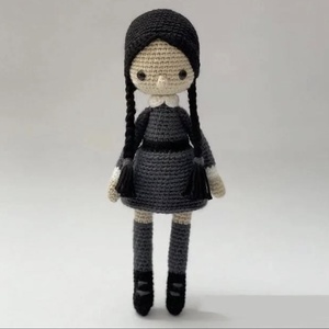 Papusa crosetata Wednesday Addams - Artynos.ro