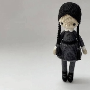 Papusa crosetata Wednesday Addams - jucării și echipamente pentru copii - plușuri - păpușă croșetată, păpușă de pluș - Artynos.ro