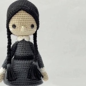 Papusa crosetata Wednesday Addams - jucării și echipamente pentru copii - plușuri - păpușă croșetată, păpușă de pluș - Artynos.ro