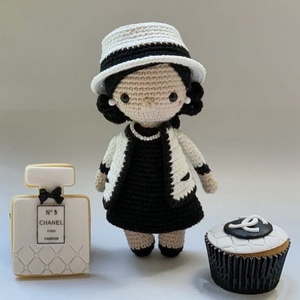 Papusa crosetata Coco Chanel - Artynos.ro