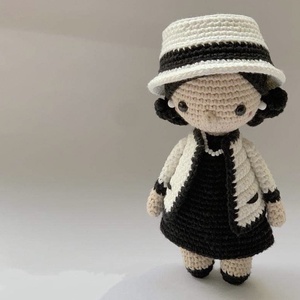 Papusa crosetata Coco Chanel - jucării și echipamente pentru copii - plușuri - păpușă croșetată, păpușă de pluș - Artynos.ro