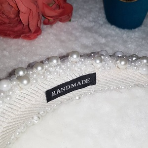 Bentita cu perle cusute manual - accesorii nuntă - ornamente de păr de nuntă - coroană de cap mireasă - Artynos.ro