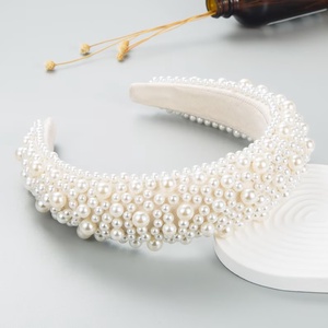 Bentita cu perle cusute manual - accesorii nuntă - ornamente de păr de nuntă - coroană de cap mireasă - Artynos.ro