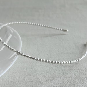 Bentita cu perle cusute manual - accesorii nuntă - ornamente de păr de nuntă - coroană de cap mireasă - Artynos.ro