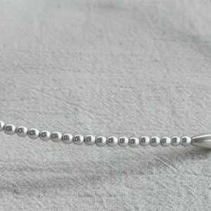 Bentita cu perle cusute manual - accesorii nuntă - ornamente de păr de nuntă - coroană de cap mireasă - Artynos.ro