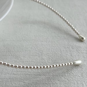 Bentita cu perle cusute manual - accesorii nuntă - ornamente de păr de nuntă - coroană de cap mireasă - Artynos.ro