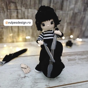 Papusa crosetata Wednesday Addams - jucării și echipamente pentru copii - plușuri - păpușă croșetată, păpușă de pluș - Artynos.ro