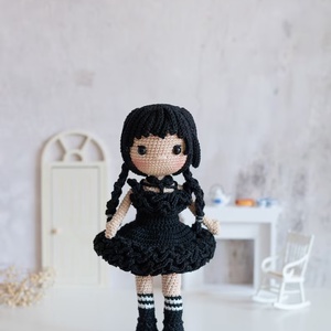 Papusa crosetata Wednesday Addams, Jucării și echipamente pentru copii, Plușuri, Păpușă croșetată, păpușă de pluș, Croșetat, Papusa crosetata manual. Este umpluta cu vatelina hipoalergenica. Recomandam spalarea manuala la 30..., ARTYNOS
