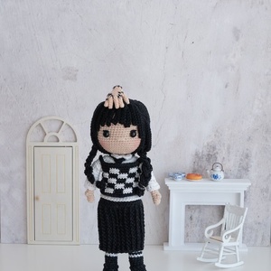 Papusa crosetata Wednesday Addams - jucării și echipamente pentru copii - plușuri - păpușă croșetată, păpușă de pluș - Artynos.ro
