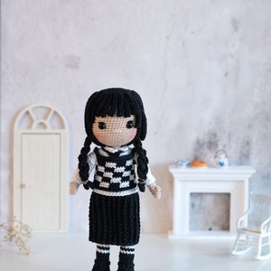 Papusa crosetata Wednesday Addams - jucării și echipamente pentru copii - plușuri - păpușă croșetată, păpușă de pluș - Artynos.ro