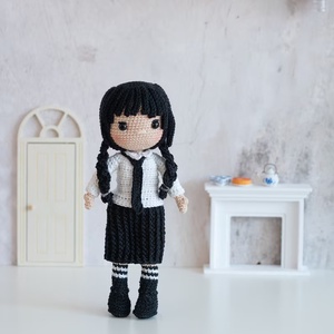 Papusa crosetata Wednesday Addams - jucării și echipamente pentru copii - plușuri - păpușă croșetată, păpușă de pluș - Artynos.ro