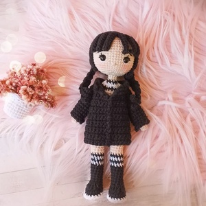 Papusa crosetata Wednesday Addams - jucării și echipamente pentru copii - plușuri - păpușă croșetată, păpușă de pluș - Artynos.ro