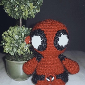 Papusa crosetata Deadpool - Artynos.ro