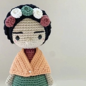 Papusa crosetata Frida Kahlo - jucării și echipamente pentru copii - plușuri - păpușă croșetată, păpușă de pluș - Artynos.ro