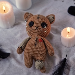 Jucarie crosetata pisicuta voodoo - jucării și echipamente pentru copii - plușuri - păpușă croșetată, păpușă de pluș - Artynos.ro