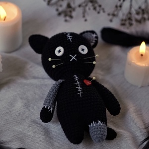 Jucarie crosetata pisicuta voodoo - jucării și echipamente pentru copii - plușuri - păpușă croșetată, păpușă de pluș - Artynos.ro
