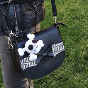 Breloc crosetat Skull - geantă și husă - accesorii genți - breloc - Artynos.ro