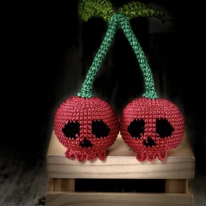 Breloc crosetat Cherry Skull - geantă și husă - accesorii genți - breloc - Artynos.ro