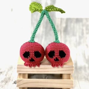 Breloc crosetat Cherry Skull, Geantă și husă, Accesorii genți, Breloc, Croșetat, Breloc crosetat manual. Este umplut cu vatelina hipoalergenica. Recomandam spalarea manuala la 30 g..., ARTYNOS