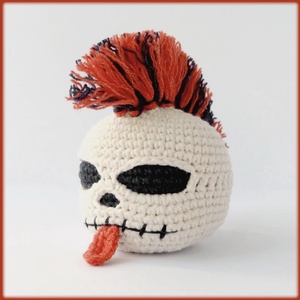 Breloc crosetat Punk Skull, Geantă și husă, Accesorii genți, Breloc, Croșetat, Breloc crosetat manual. Este umplut cu vatelina hipoalergenica. Recomandam spalarea manuala la 30 g..., ARTYNOS