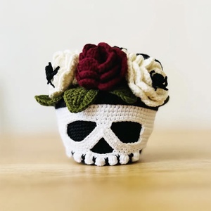 Breloc crosetat Skull craniu floral - Artynos.ro