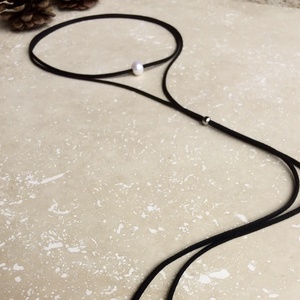 Colier tip choker din piele suede si perle - Artynos.ro