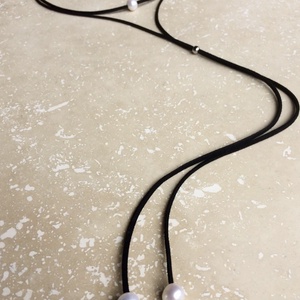 Colier tip choker din piele suede si perle - Artynos.ro