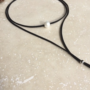 Colier tip choker din piele suede si perle - bijuterii - coliere - coliere lungi - Artynos.ro