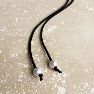 Colier tip choker din piele suede si perle - bijuterii - coliere - coliere lungi - Artynos.ro