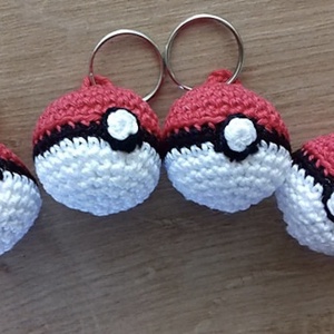 Breloc crosetat Pokeball - geantă și husă - accesorii genți - breloc - Artynos.ro