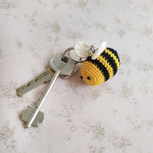 Breloc crosetat albinuta - geantă și husă - accesorii genți - breloc - Artynos.ro