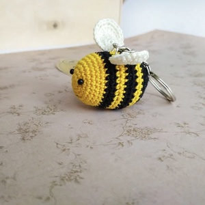 Breloc crosetat albinuta - geantă și husă - accesorii genți - breloc - Artynos.ro