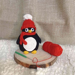 Suport de sticlă pinguin croșetat - casă & stil de viață - accesorii pentru decorat casa - decorațiuni de masă și decorațiuni pentru rafturi  - sticle ornamentale - Artynos.ro