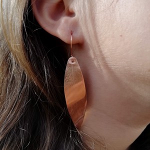 Cercei narcisă din cupru -  - Artynos.ro Cercei narcisă din cupru -  - Artynos.ro